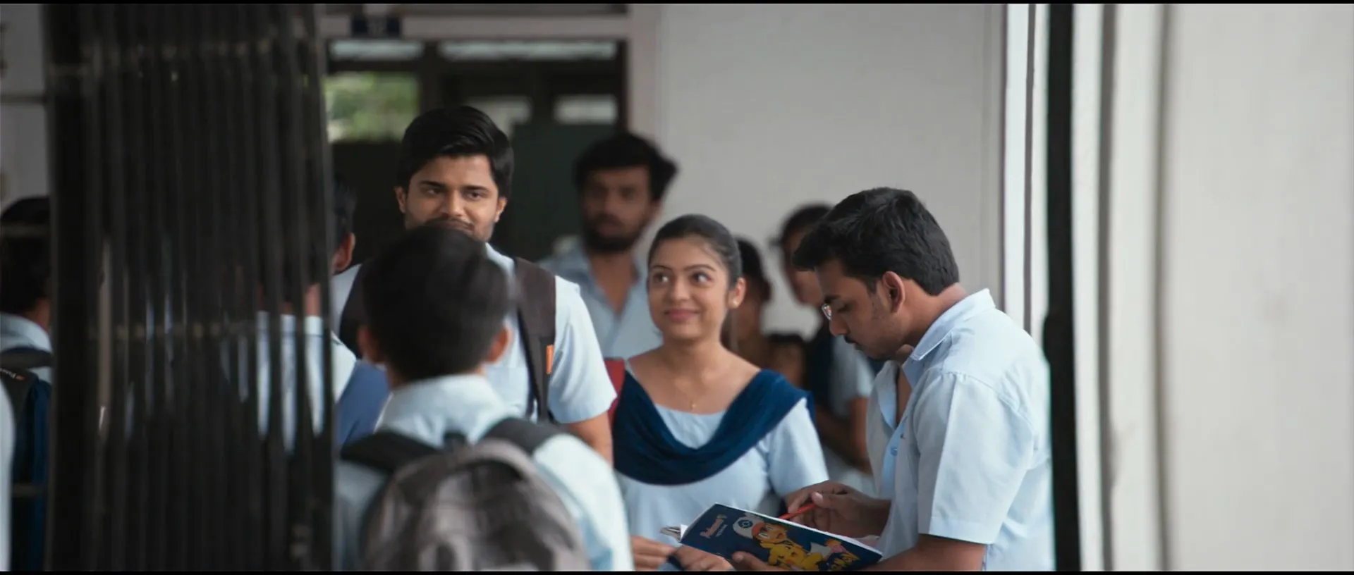 Middle Class Melodies (2020) (Hindi – Malayalam) Dual Audio UnCut HDRip 720p – 480p Screenshot